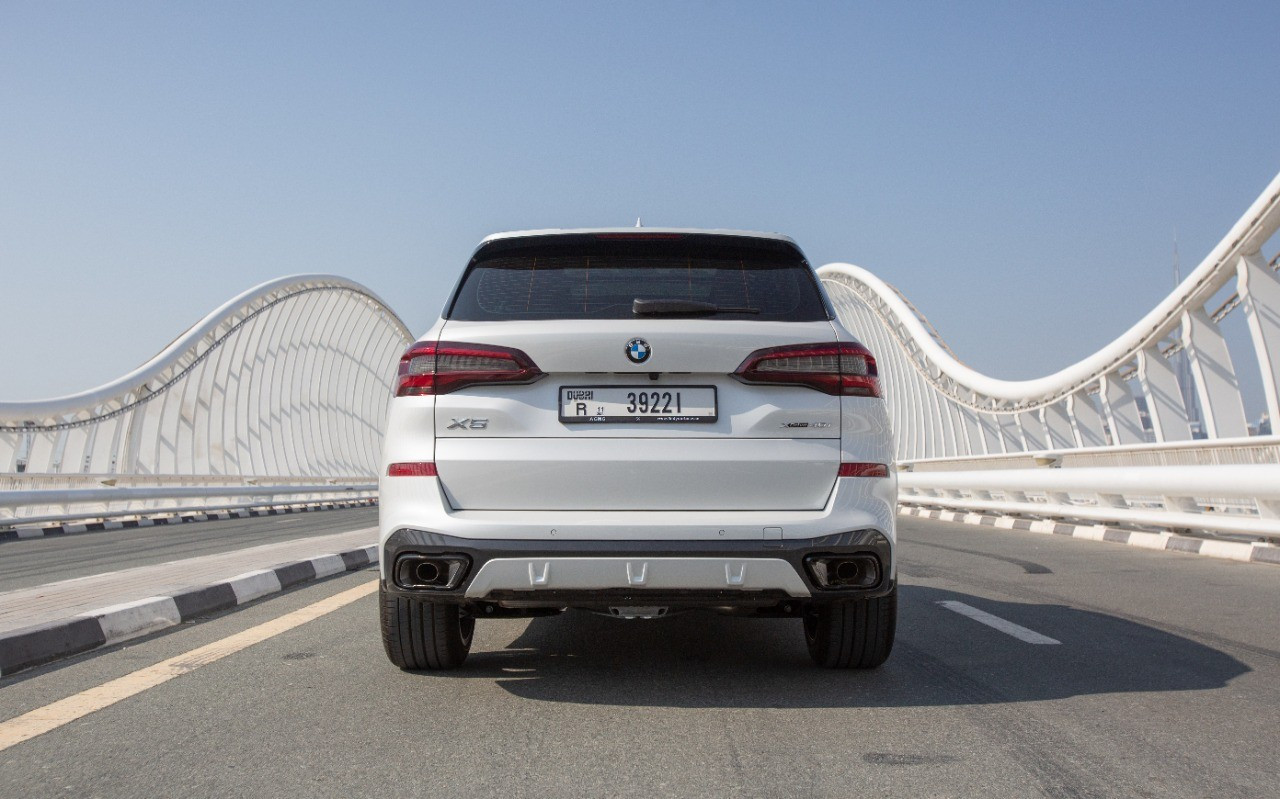 Blanc BMW X5 40iM en location à Dubai 2