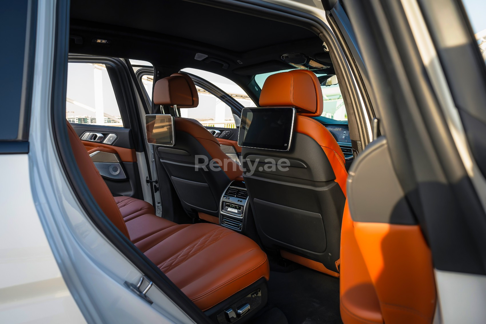 Bianca BMW X7 M50i in affitto a Dubai 5