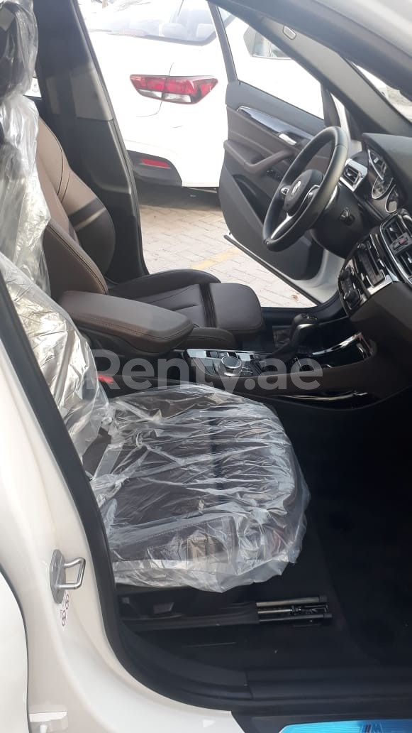 Blanco BMW X1 en alquiler en Sharjah 1