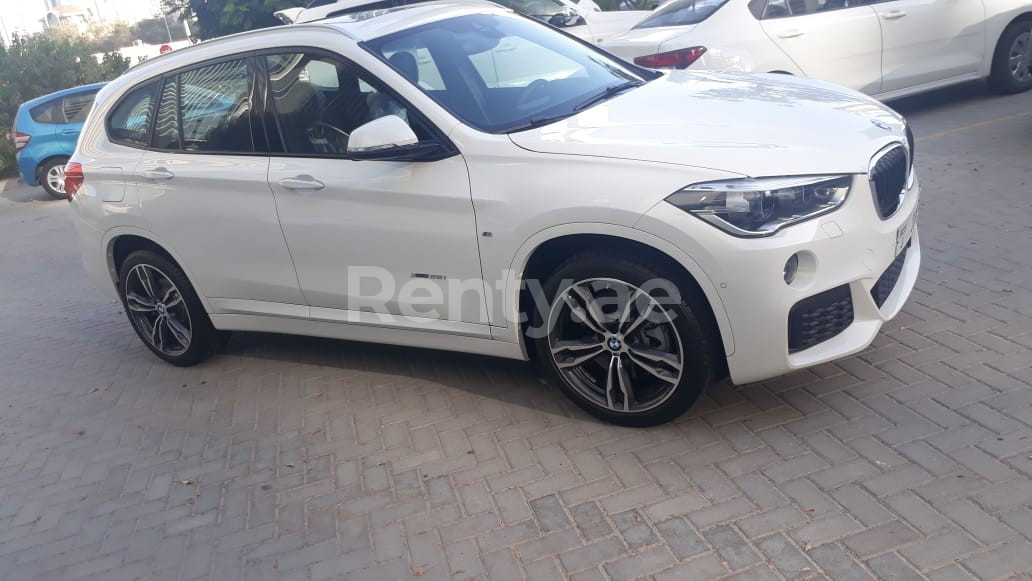 Blanco BMW X1 en alquiler en Abu-Dhabi 4