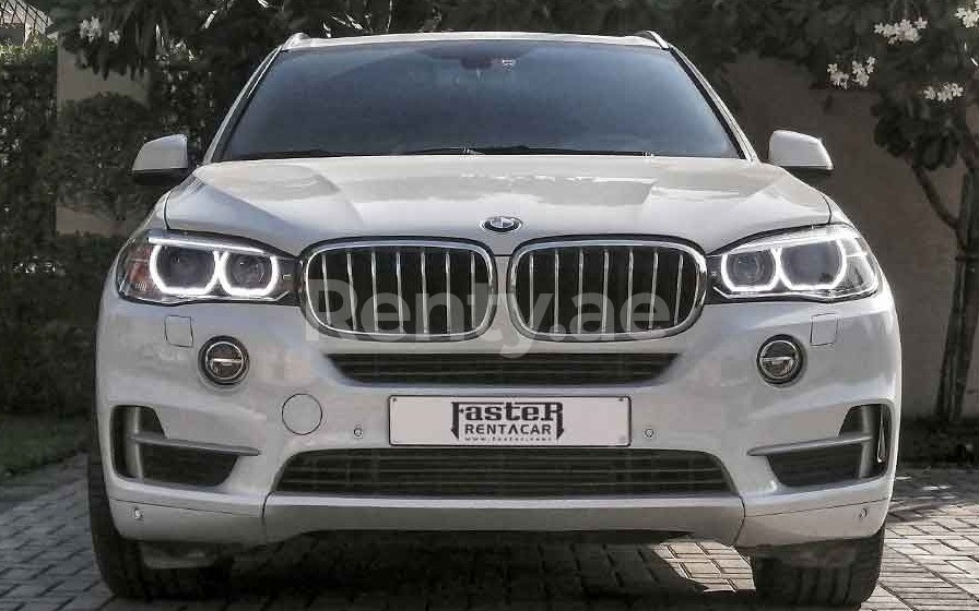 Weiß BMW X5 zur Miete in Abu-Dhabi