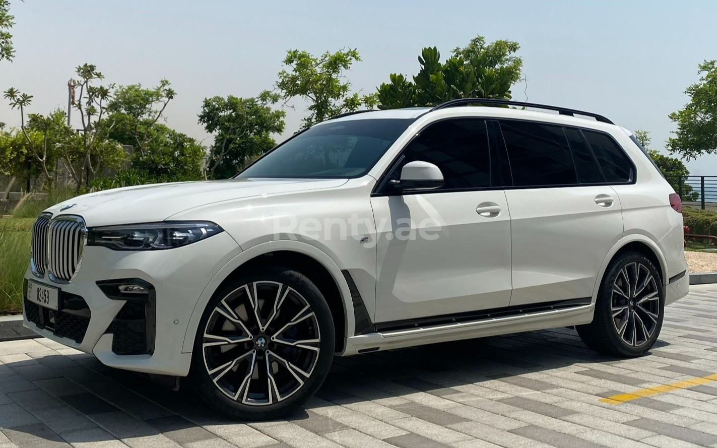 Blanco BMW X7 en alquiler en Sharjah