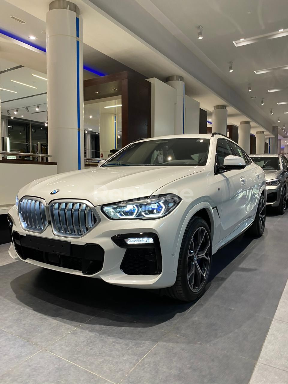 Weiß BMW X6 zur Miete in Sharjah 4