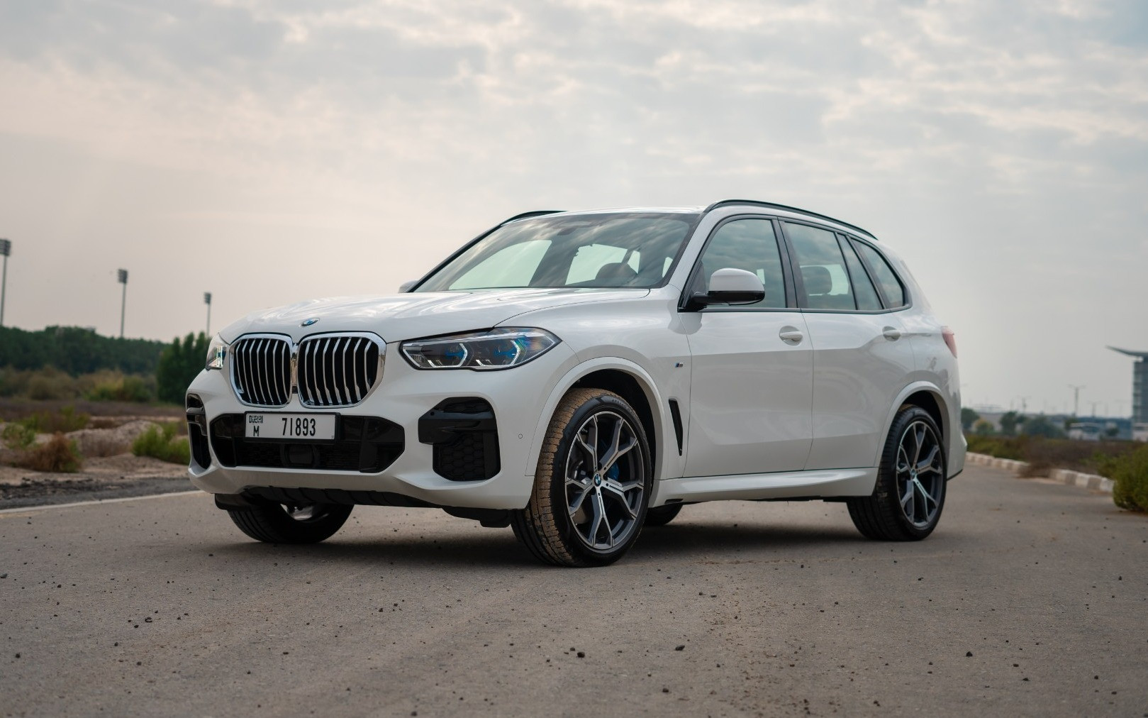 Weiß BMW X5 zur Miete in Dubai