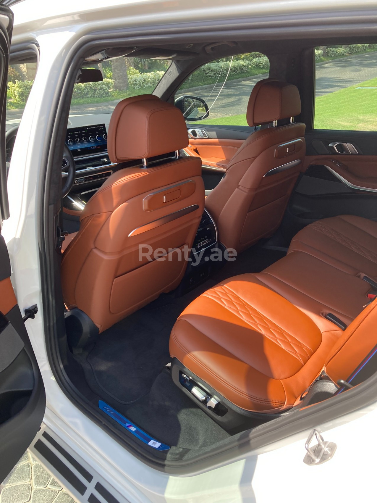 Белый BMW X7M NEW в аренду в Шарджа 4