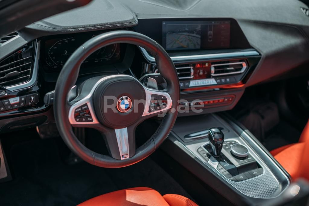 Blanc BMW Z4 cabrio en location à Sharjah 3