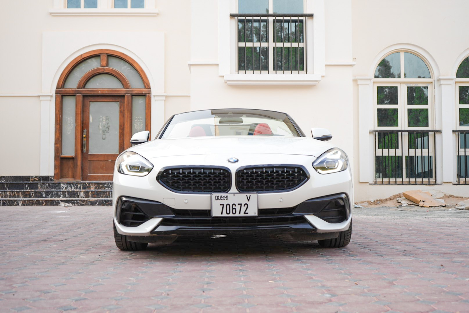 Blanc BMW Z4 en location à Sharjah 0