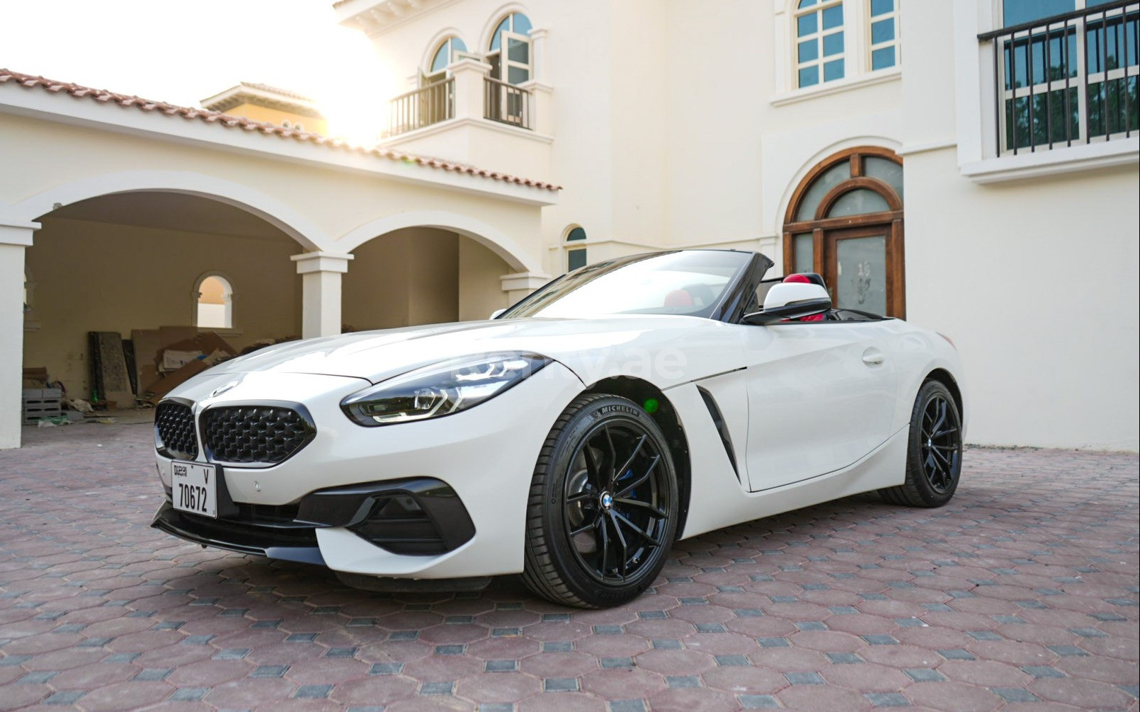 Blanco BMW Z4 en alquiler en Sharjah