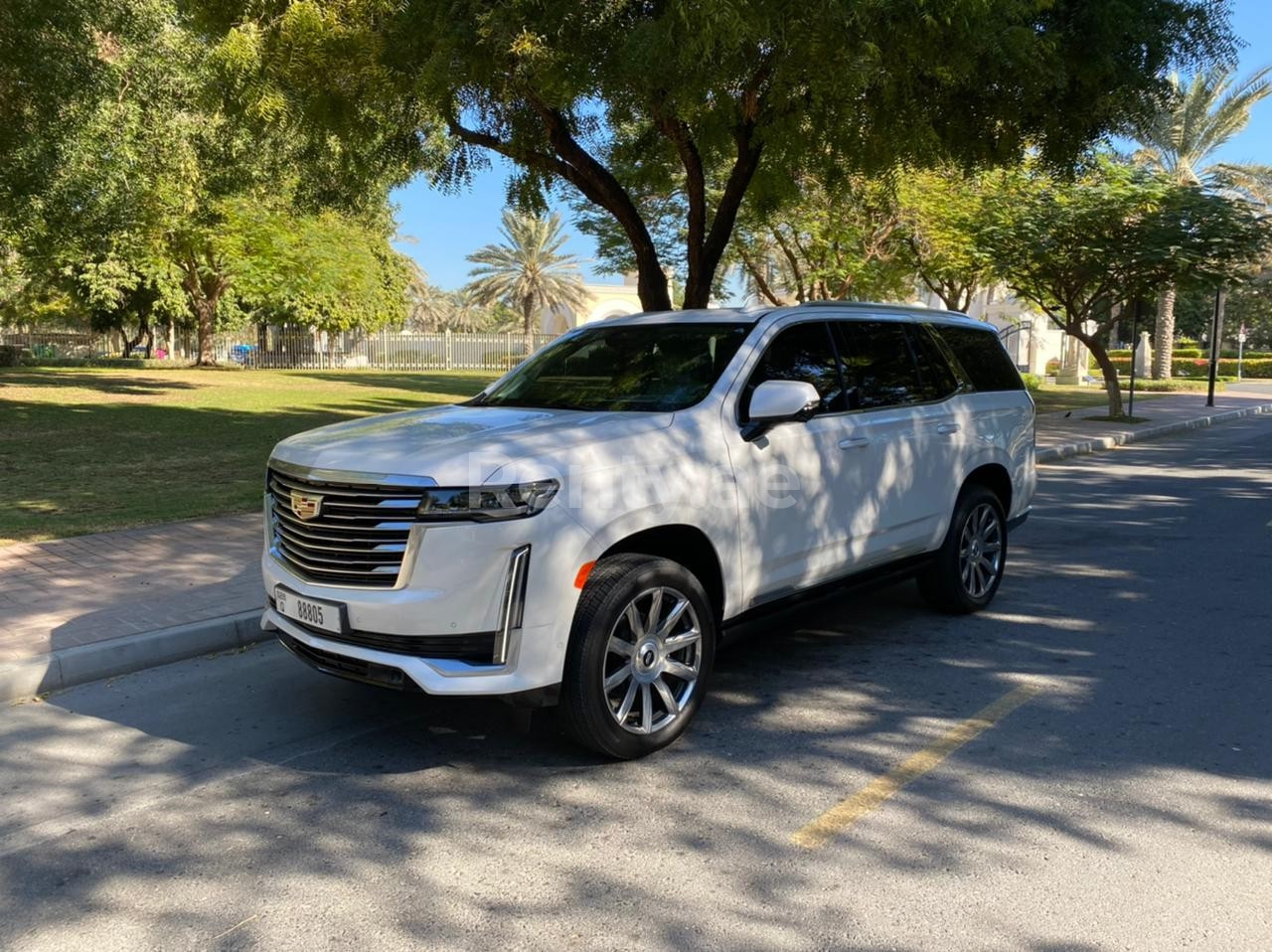 Weiß Cadillac Escalade Platinum zur Miete in Dubai 0