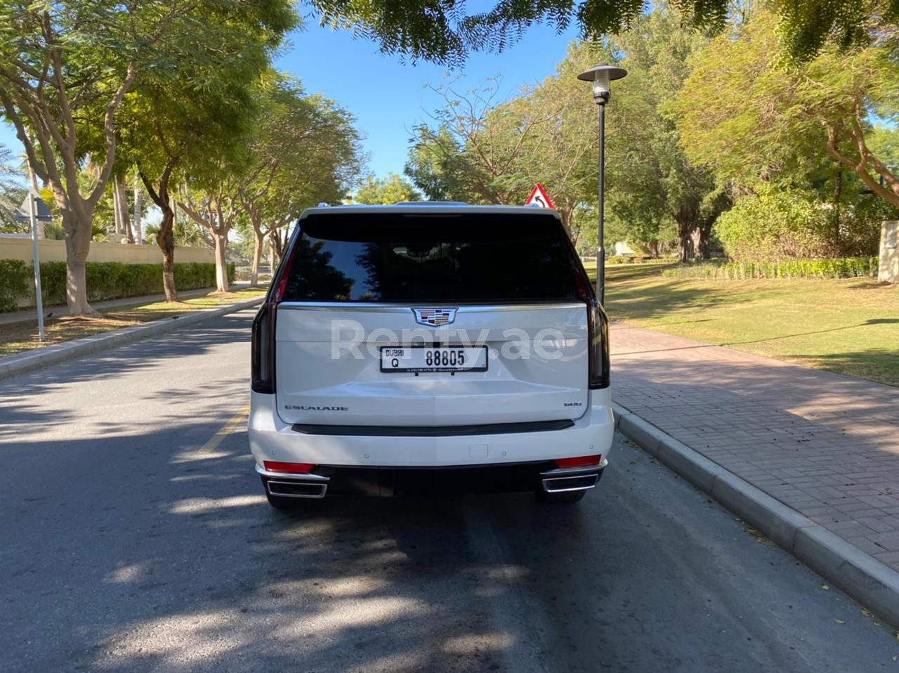 Blanco Cadillac Escalade Platinum en alquiler en Sharjah 3