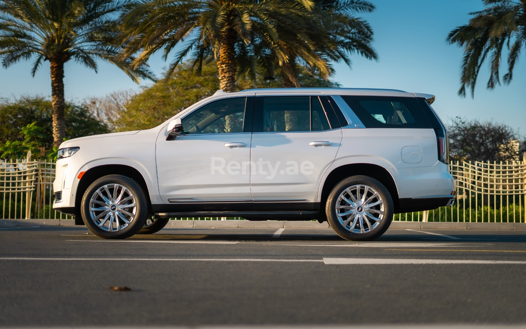 Blanco Cadillac Escalade en alquiler en Dubai 0