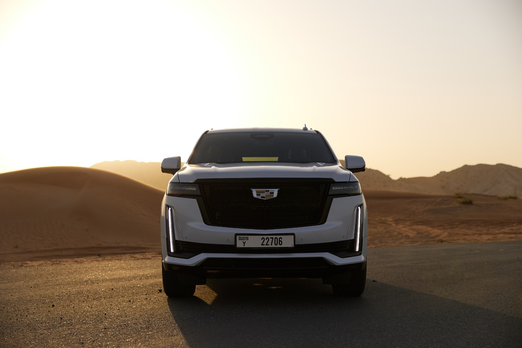 أبيض Cadillac Escalade للإيجار في دبي 0