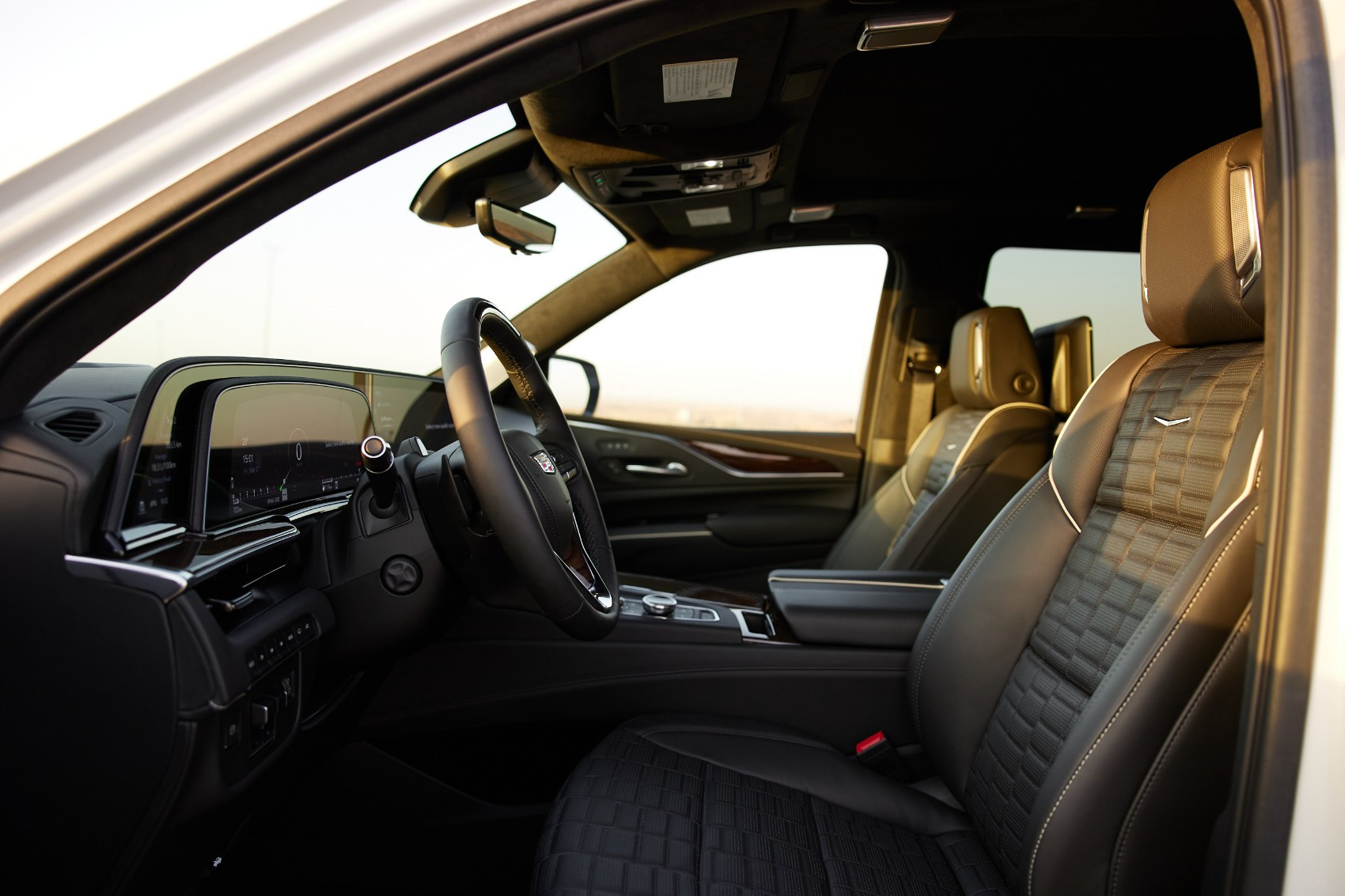 Blanco Cadillac Escalade en alquiler en Dubai 3