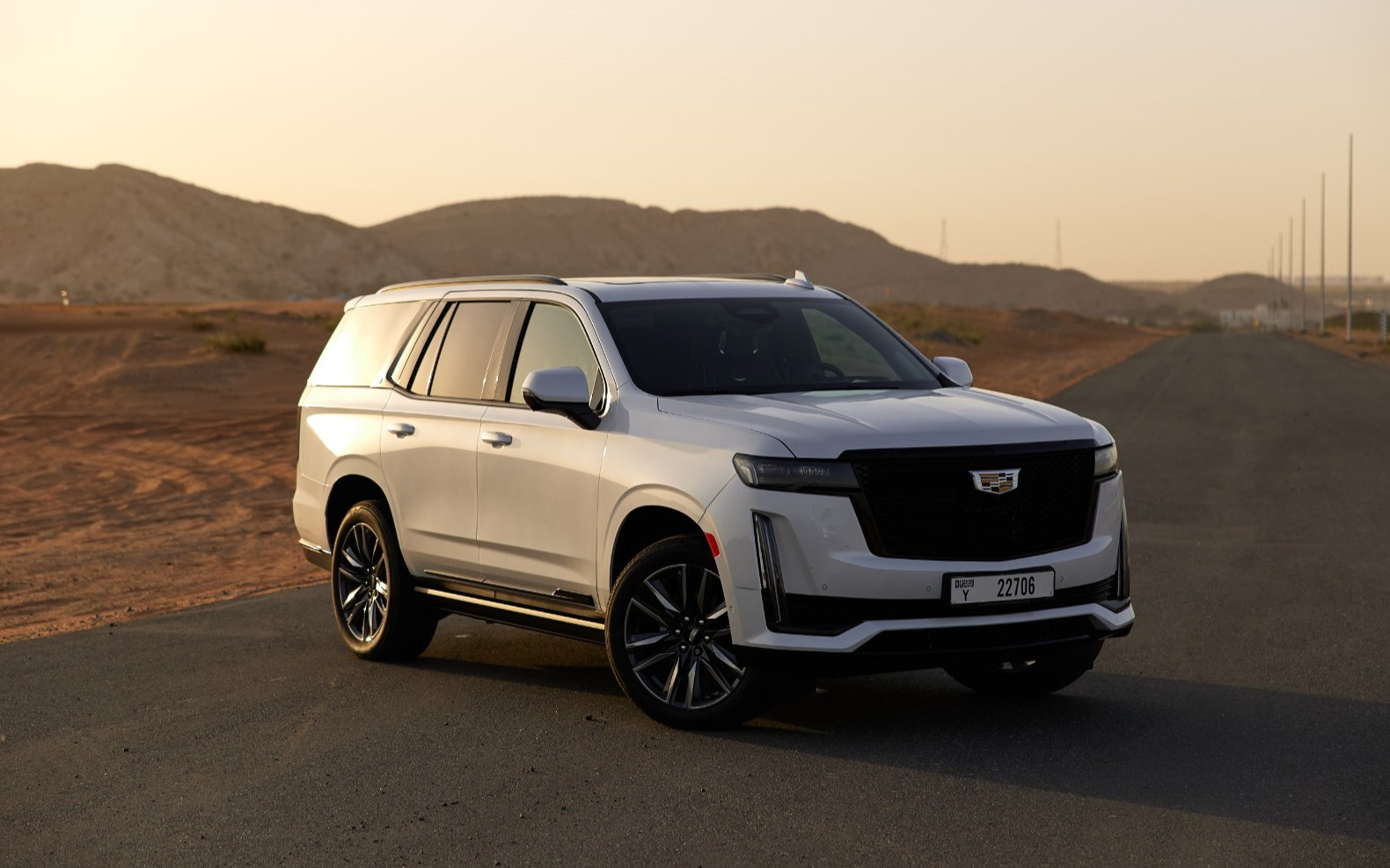 أبيض Cadillac Escalade للإيجار في دبي