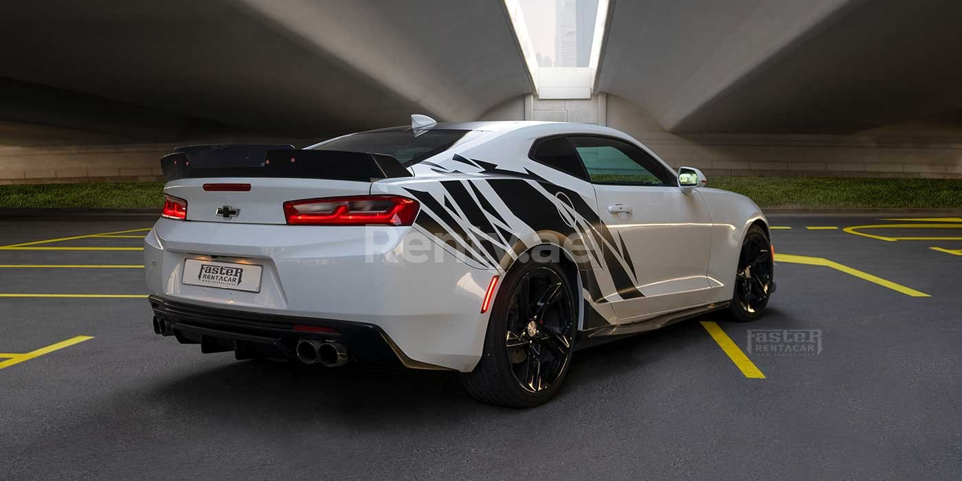 Blanco Chevrolet Camaro en alquiler en Sharjah 1