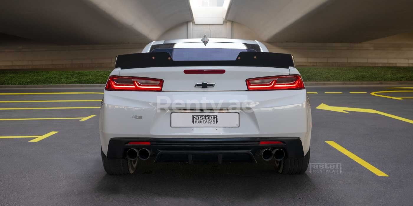 أبيض Chevrolet Camaro للإيجار في دبي 3