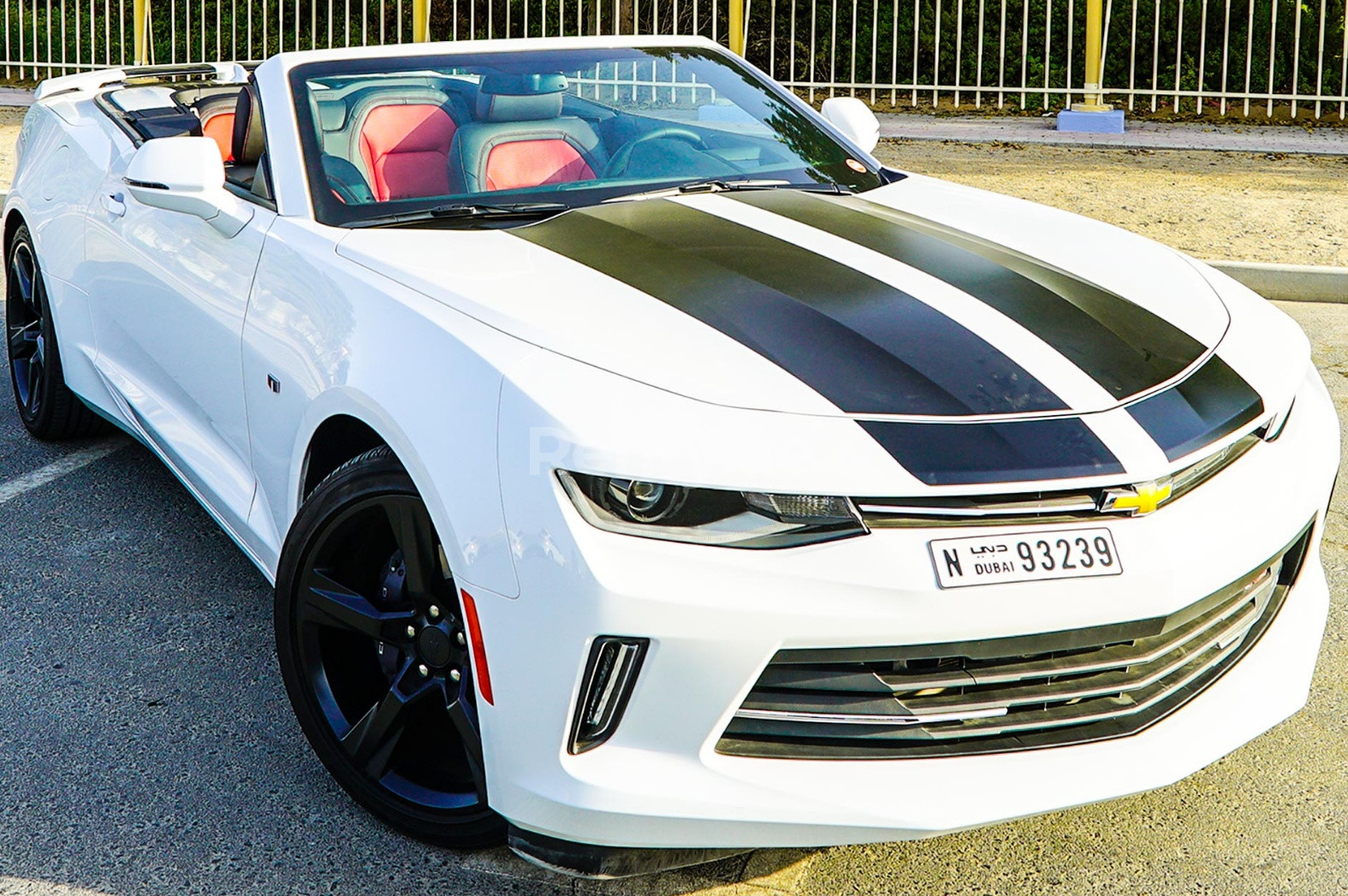 Blanco Chevrolet Camaro en alquiler en Sharjah