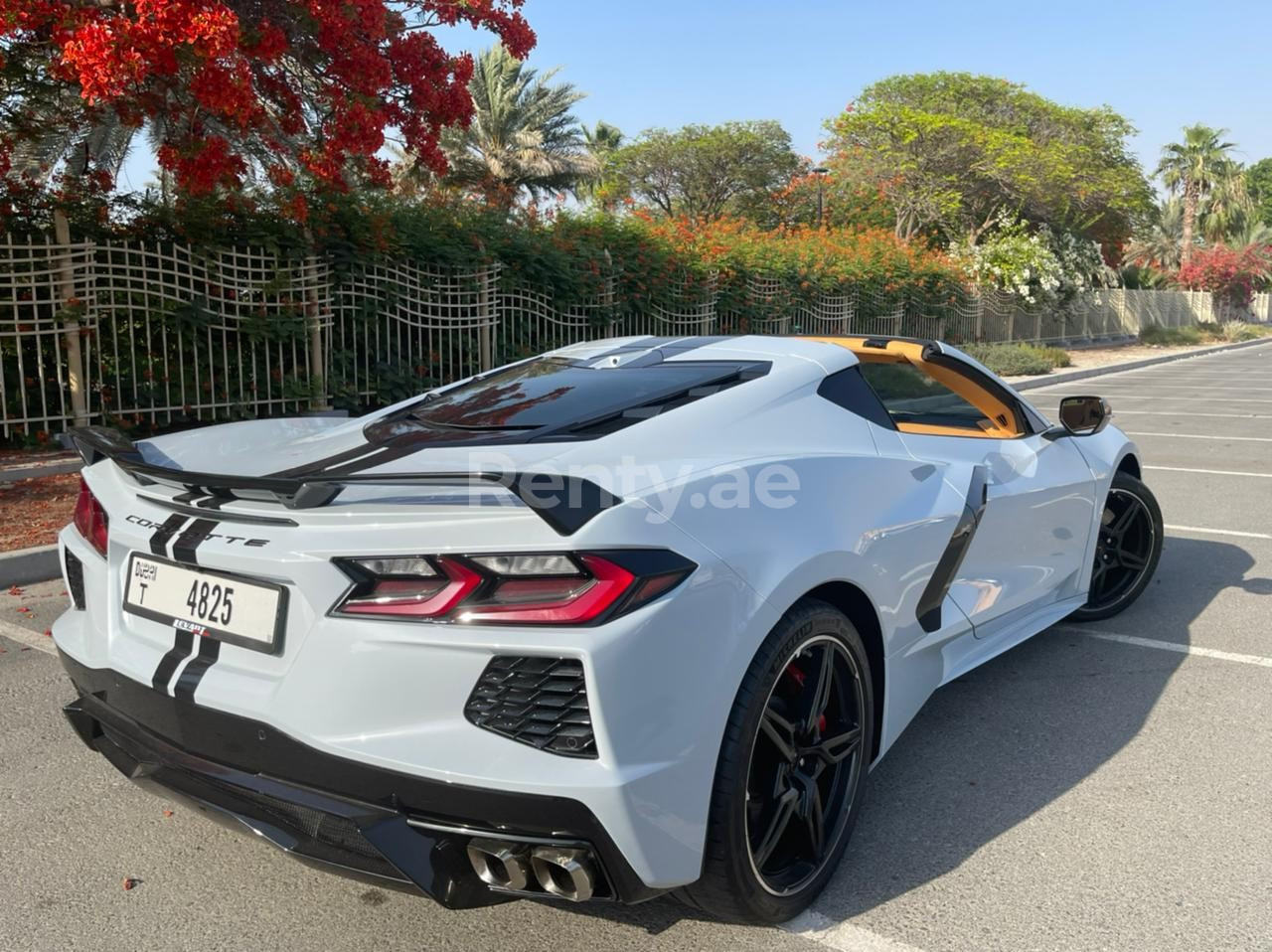 Blanc Chevrolet Corvette Stingray en location à Sharjah 1