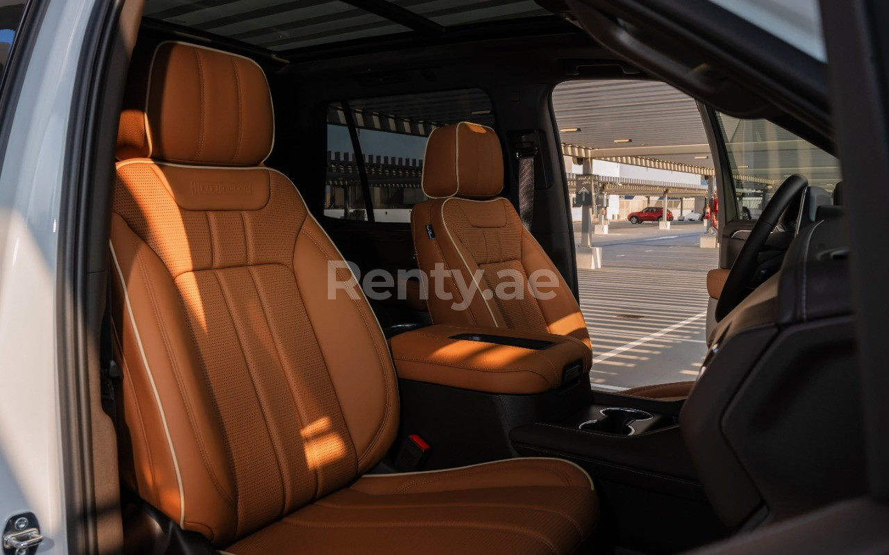 Blanco Chevrolet Tahoe en alquiler en Abu-Dhabi 4