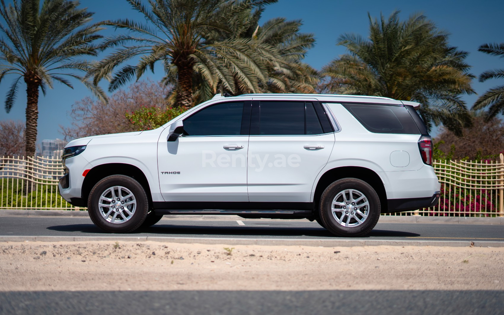 Blanco Chevrolet Tahoe en alquiler en Dubai 1