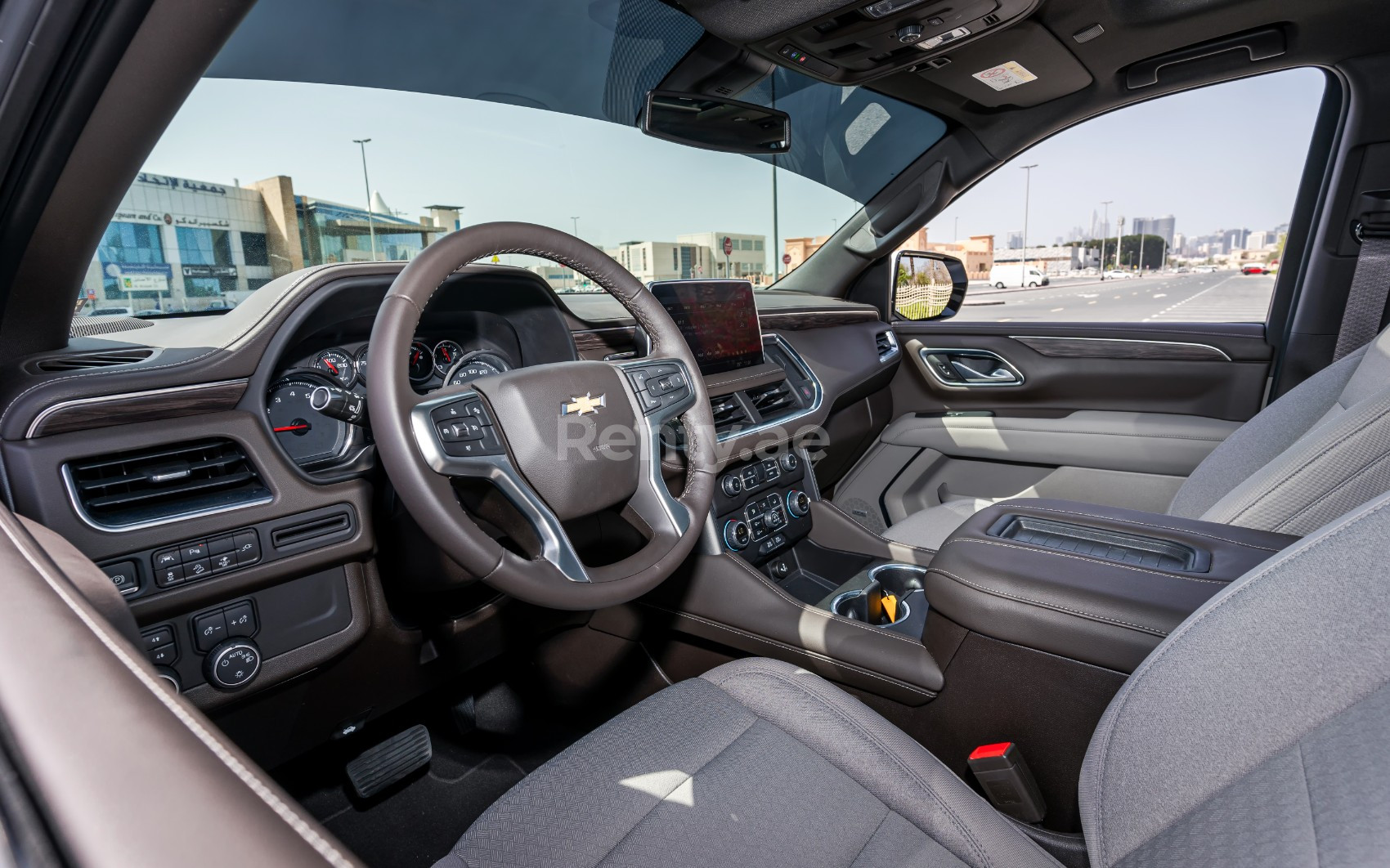 Blanc Chevrolet Tahoe en location à Sharjah 3