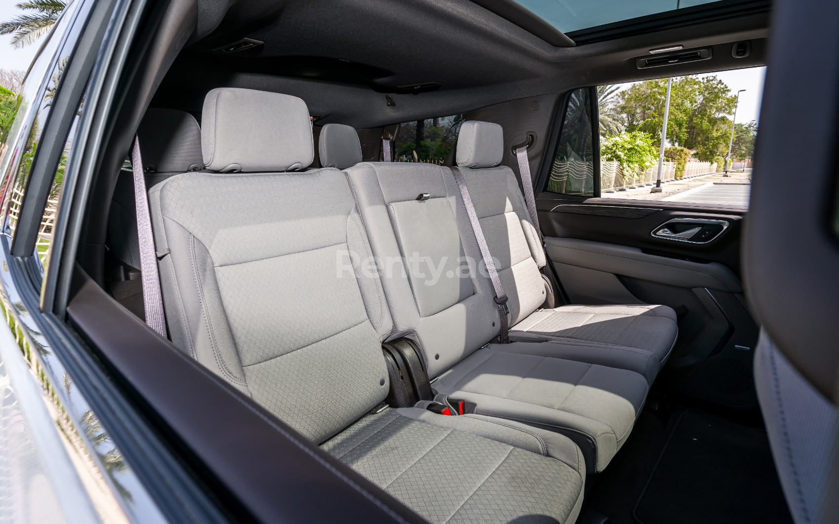 Blanco Chevrolet Tahoe en alquiler en Sharjah 6