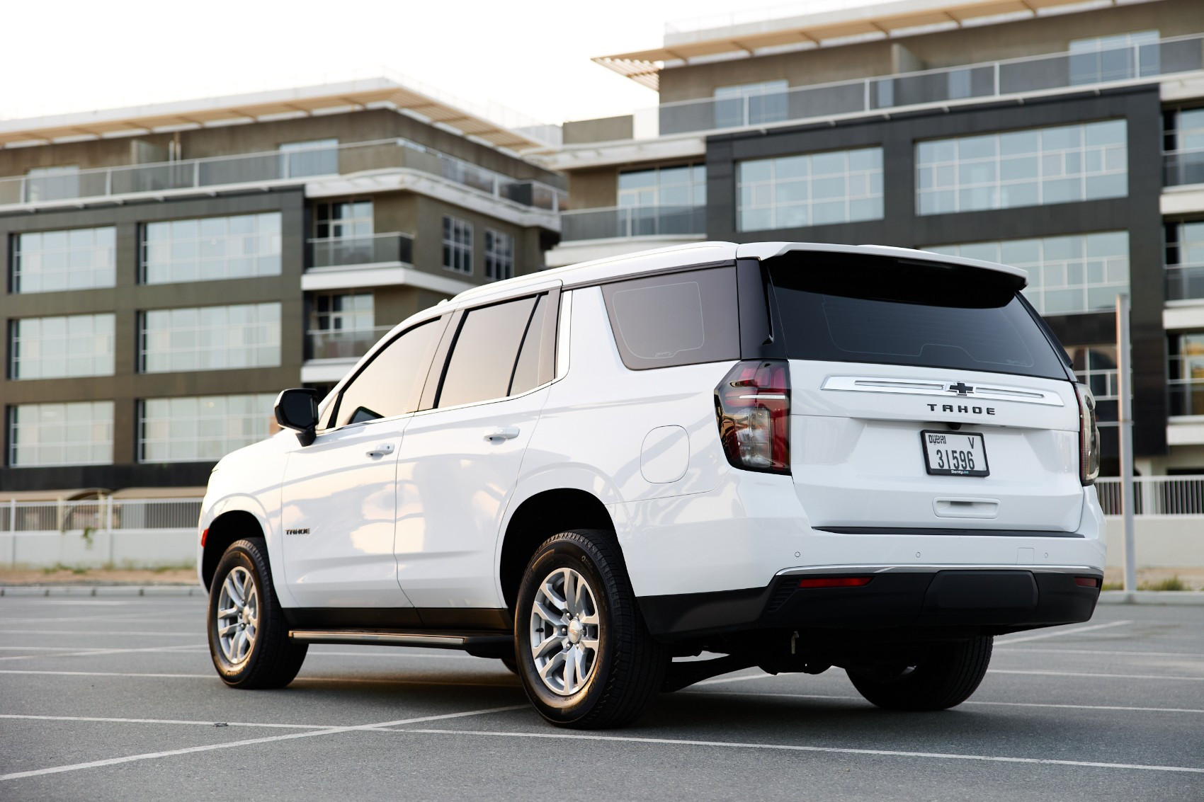 Blanco Chevrolet Tahoe en alquiler en Sharjah 9