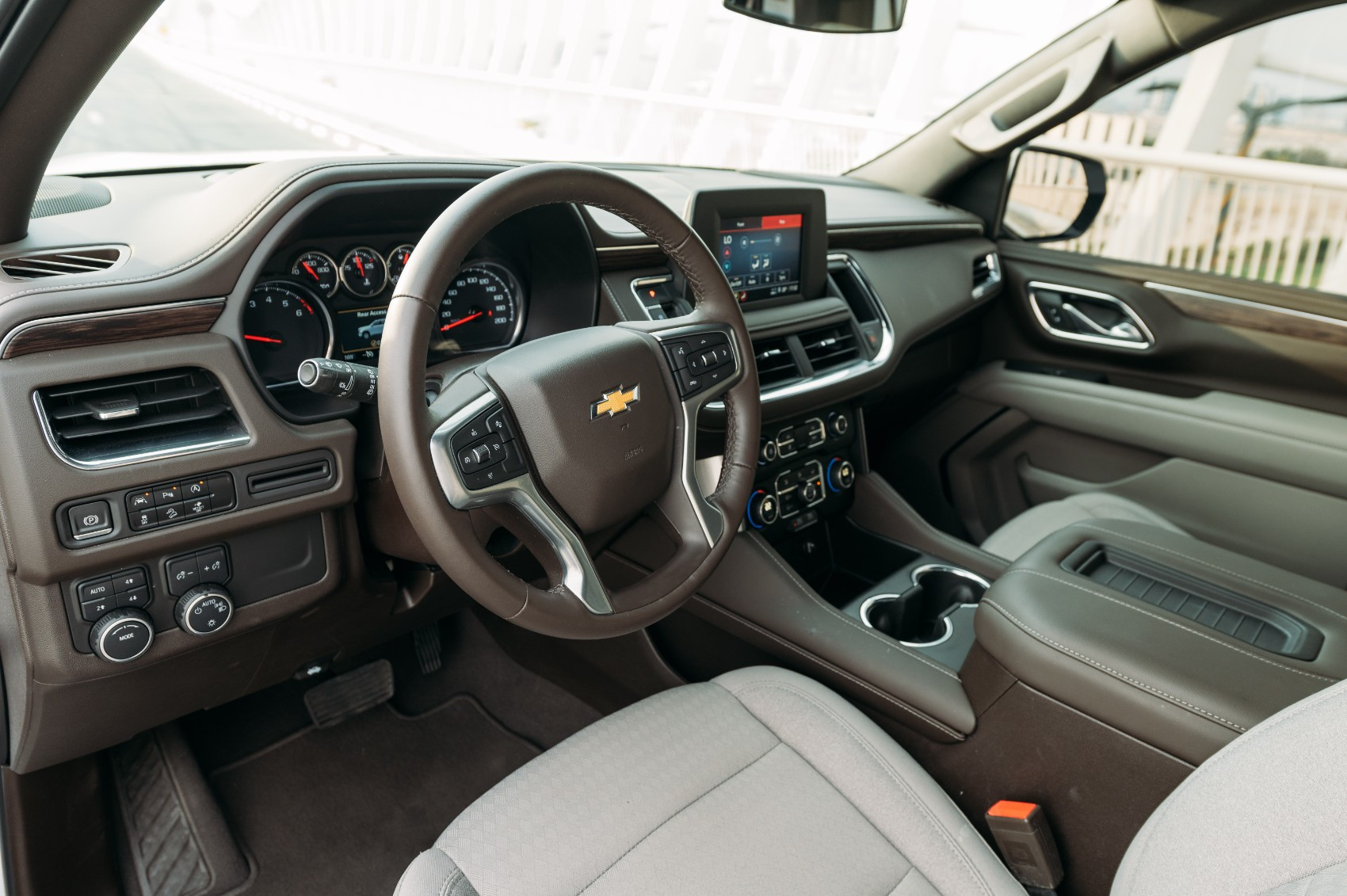 Blanco Chevrolet Tahoe en alquiler en Abu-Dhabi 2