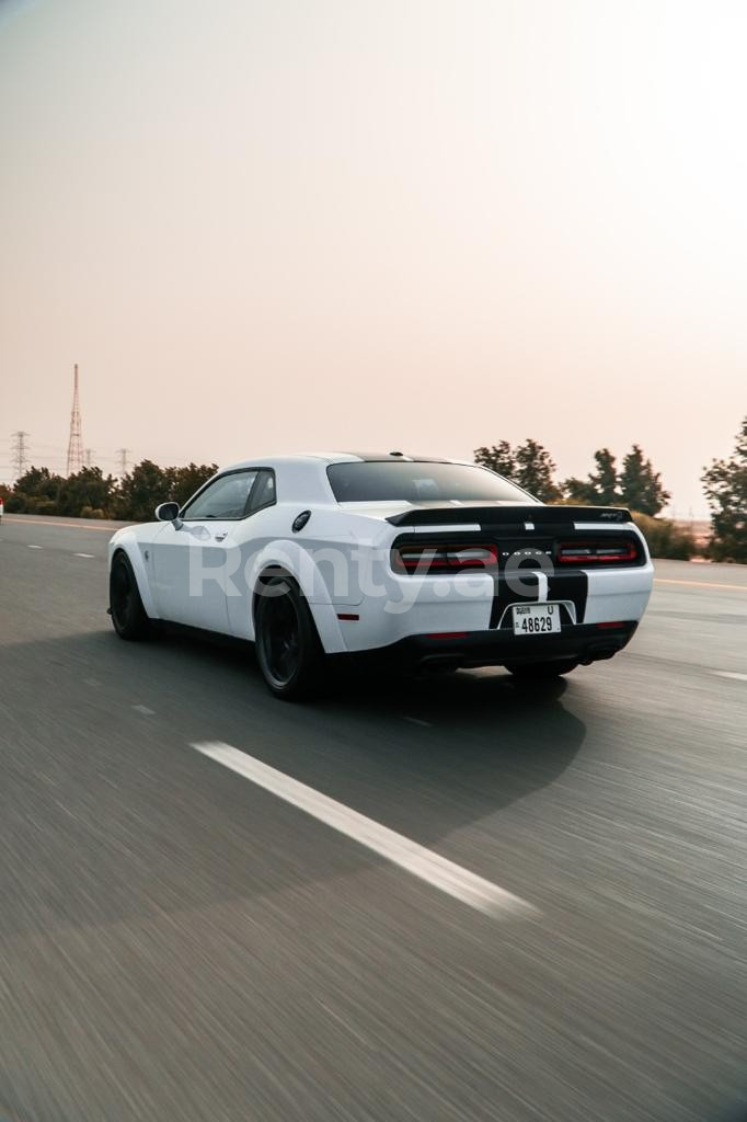 Weiß Dodge Challenger V8 Hellcat zur Miete in Sharjah 0