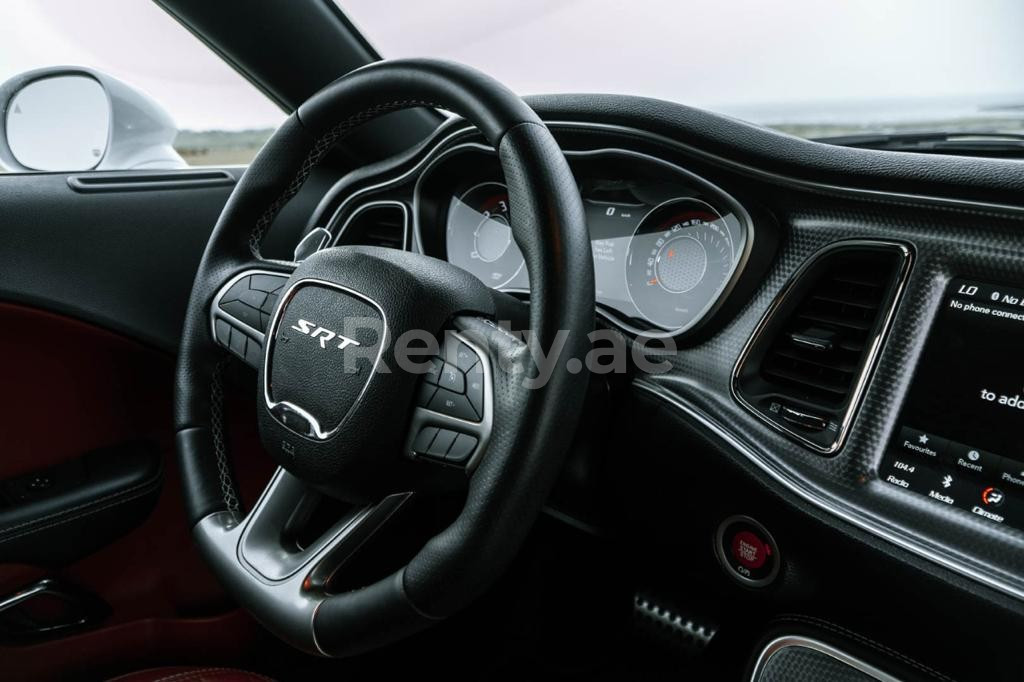 Weiß Dodge Challenger V8 Hellcat zur Miete in Abu-Dhabi 1