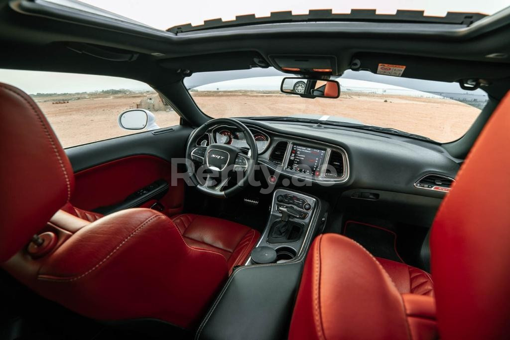 Blanco Dodge Challenger V8 Hellcat en alquiler en Dubai 2