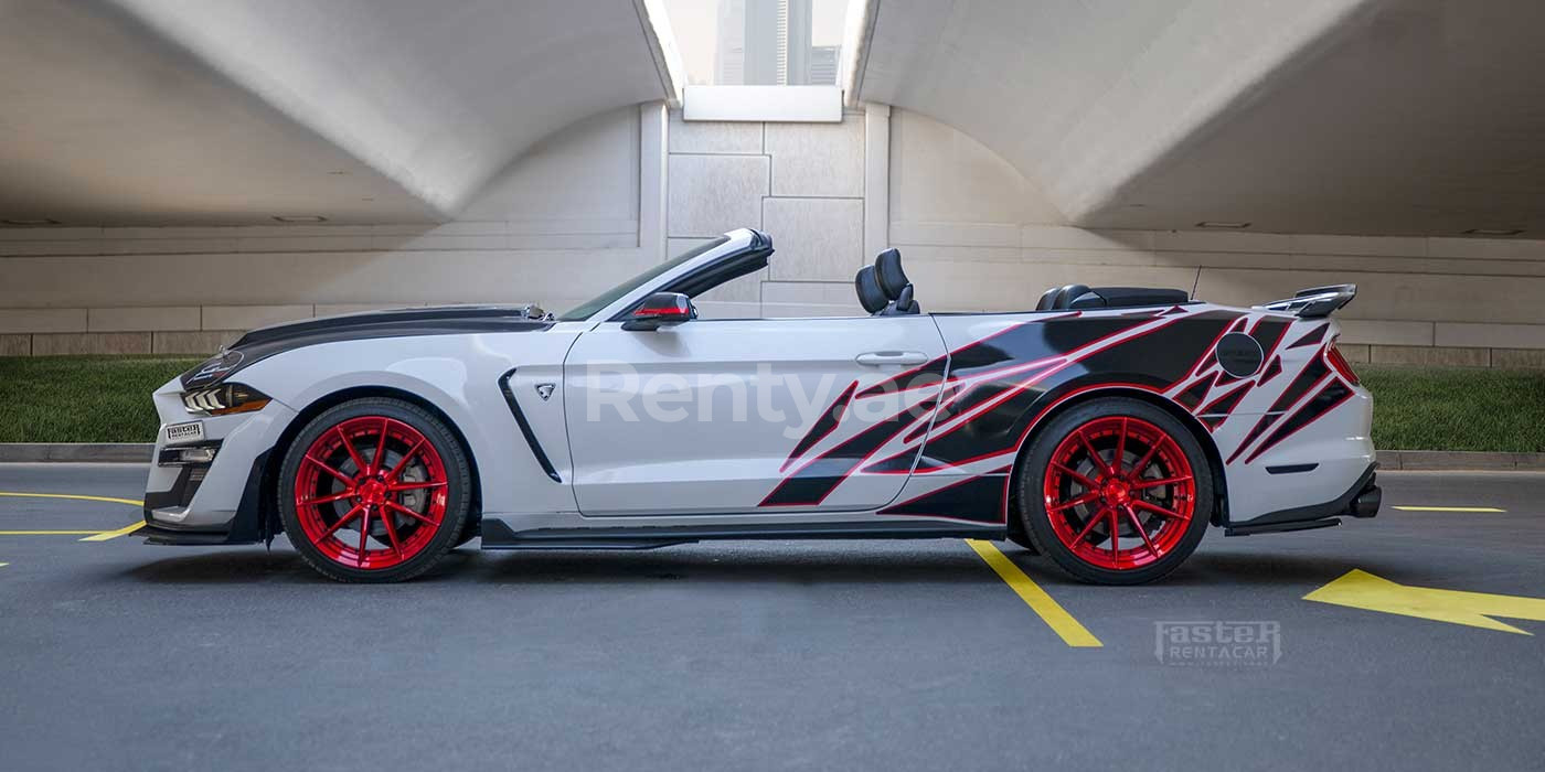 Blanc Ford Mustang Eco-boost en location à Dubai 0