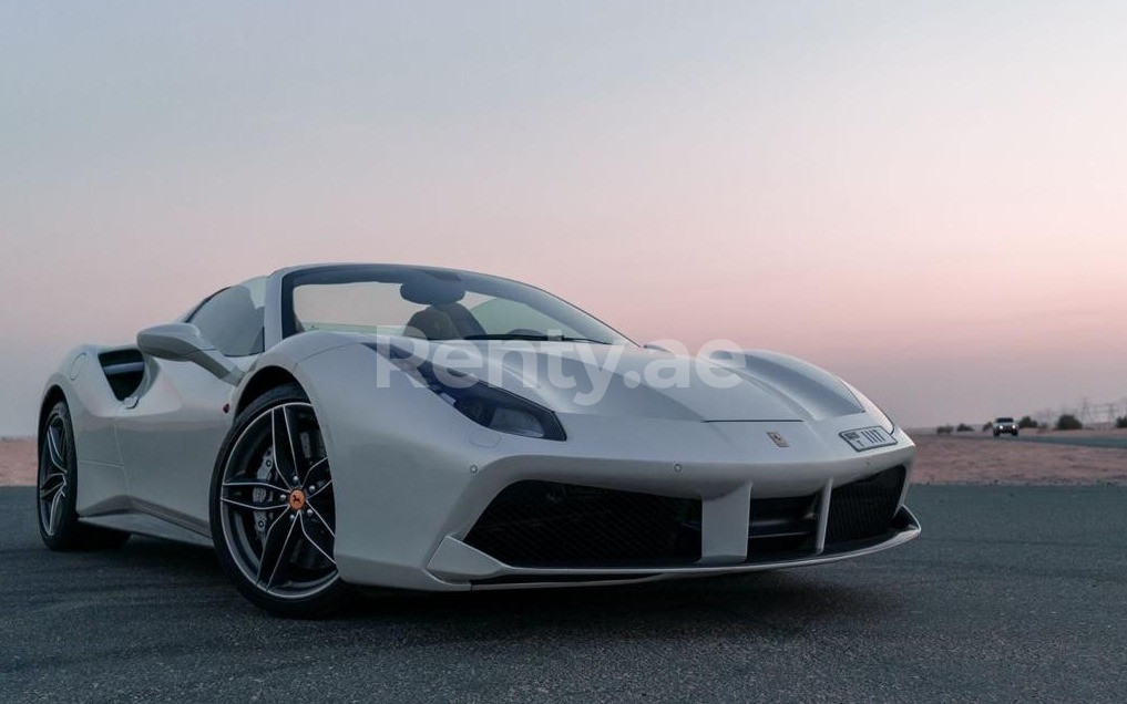 Blanco Ferrari 488 Spyder en alquiler en Sharjah