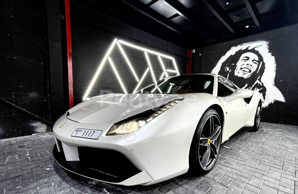 Blanco Ferrari 488 Spyder en alquiler en Dubai 5