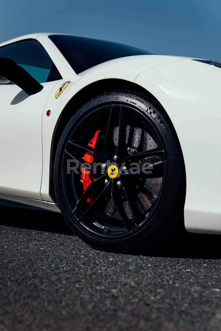 Blanco Ferrari 488 Spyder en alquiler en Abu-Dhabi 0