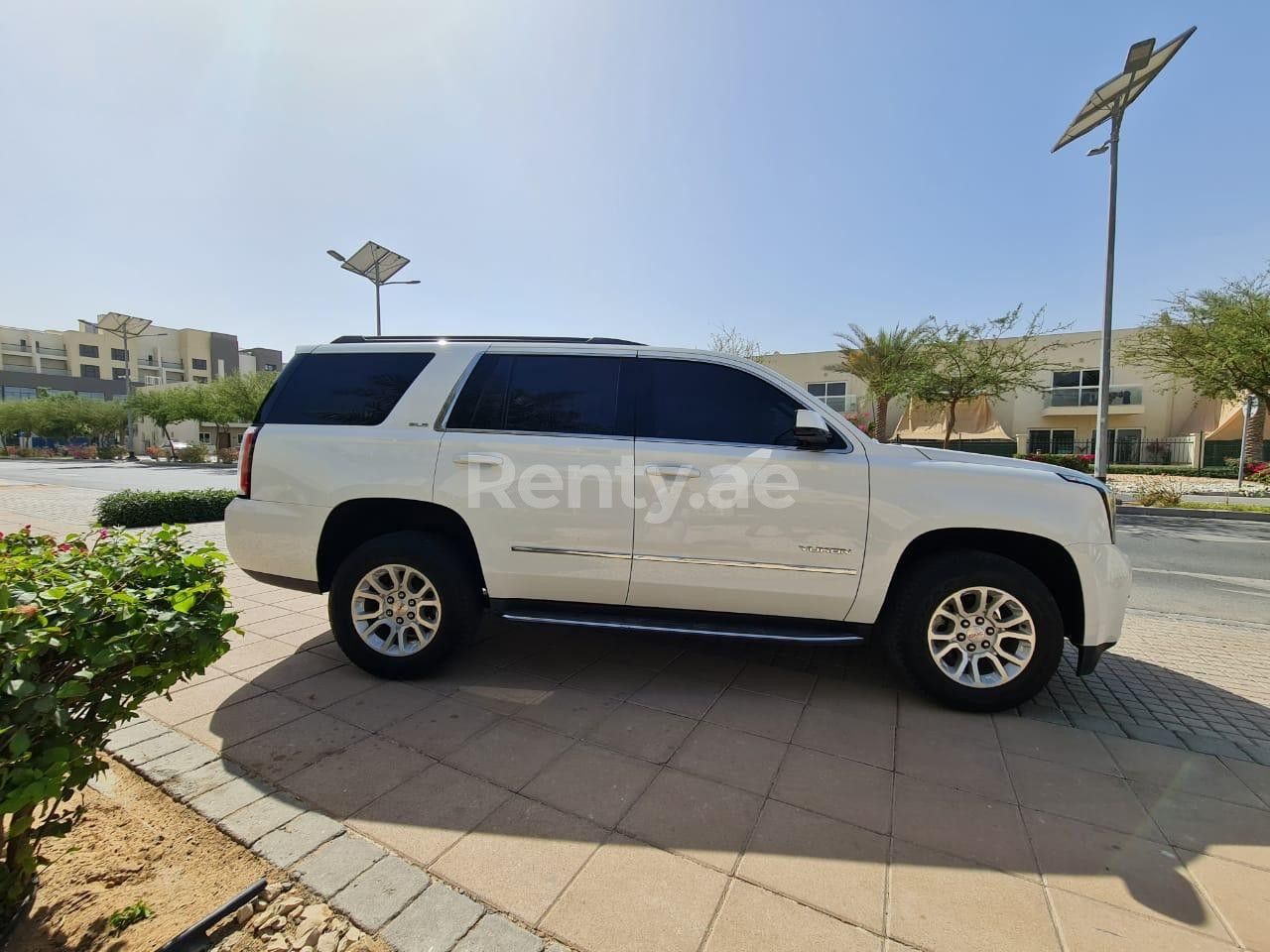 Weiß GMC Yukon zur Miete in Dubai 2