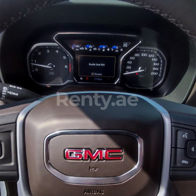 أبيض GMC Yukon للإيجار في الشارقة 0