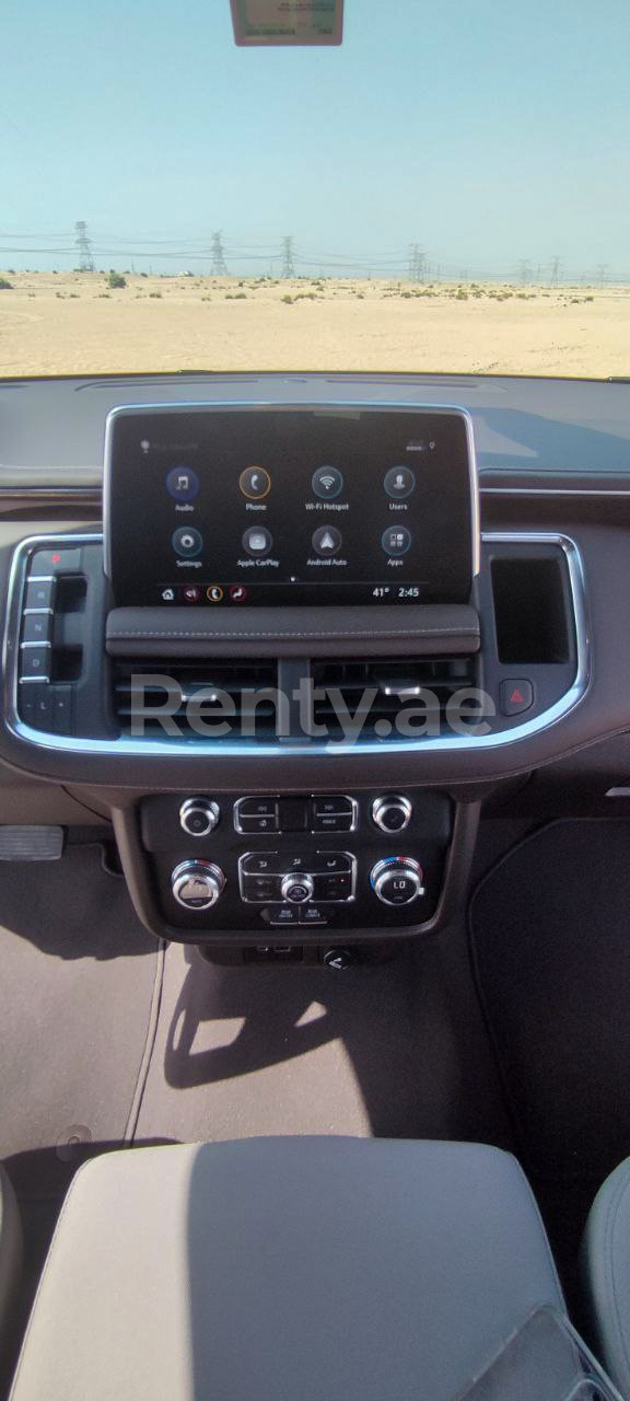 أبيض GMC Yukon للإيجار في الشارقة 3