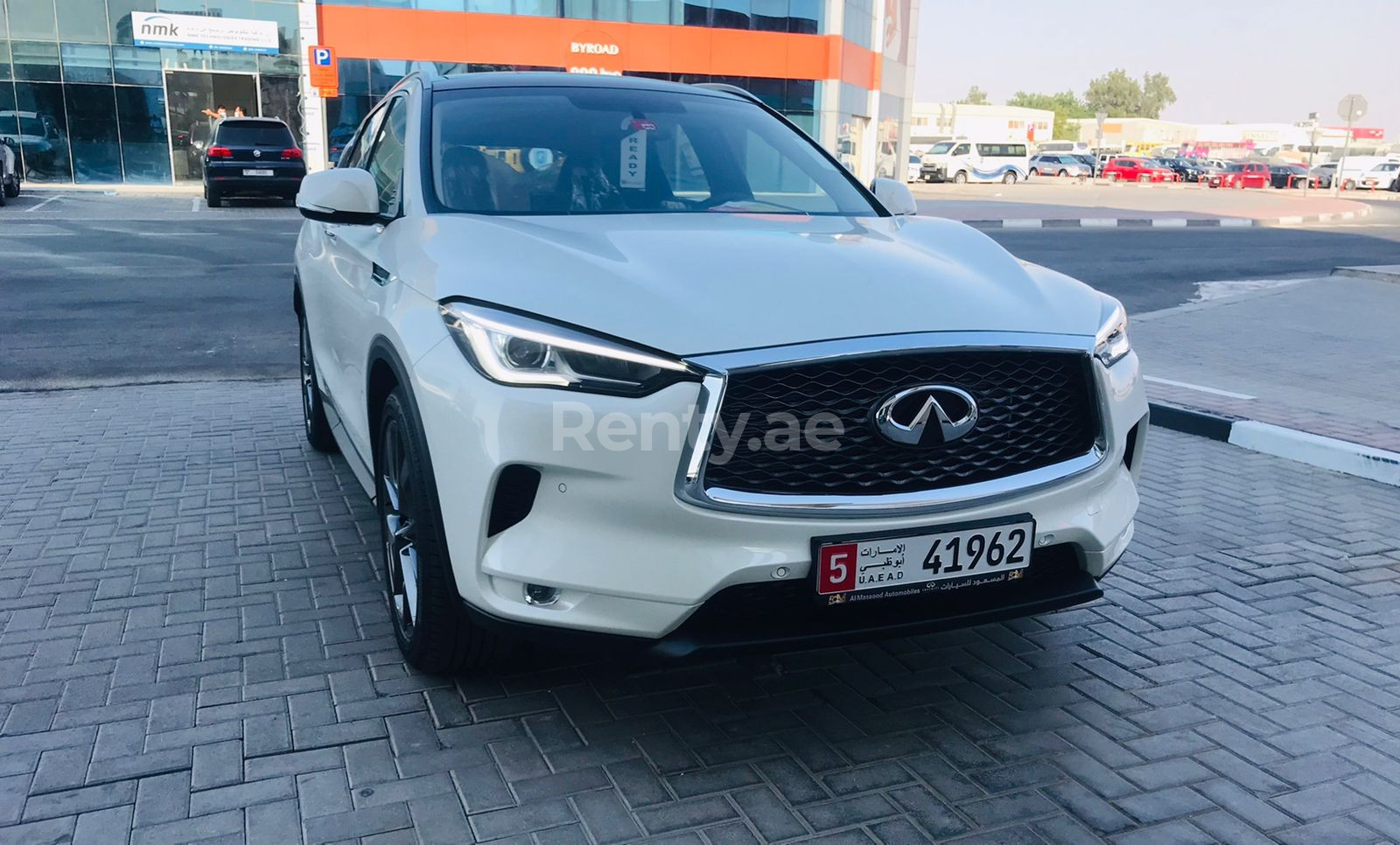 Blanco Infiniti QX Series en alquiler en Dubai 6