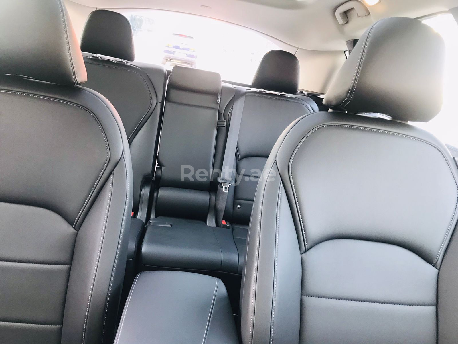 Blanco Infiniti QX Series en alquiler en Dubai 9