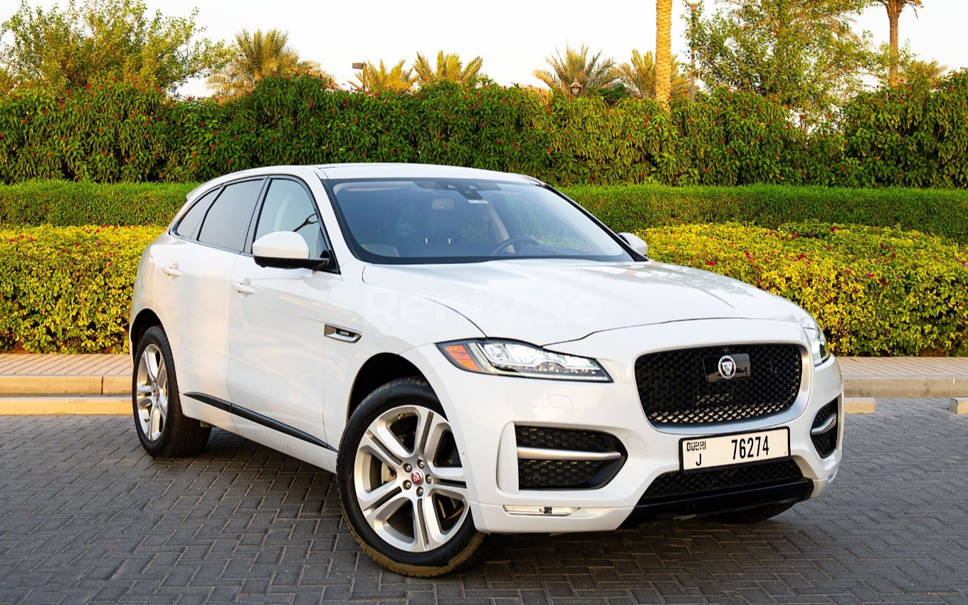 Blanc Jaguar F-Pace en location à Dubai