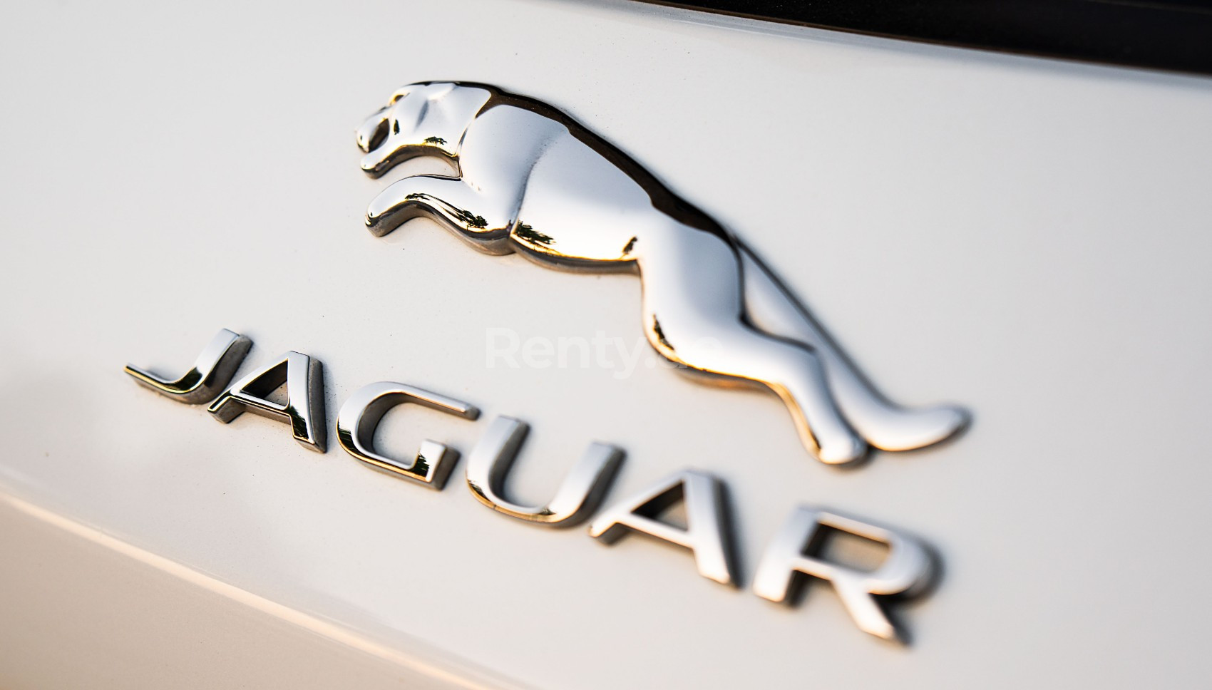 Blanco Jaguar F-Pace en alquiler en Abu-Dhabi 2