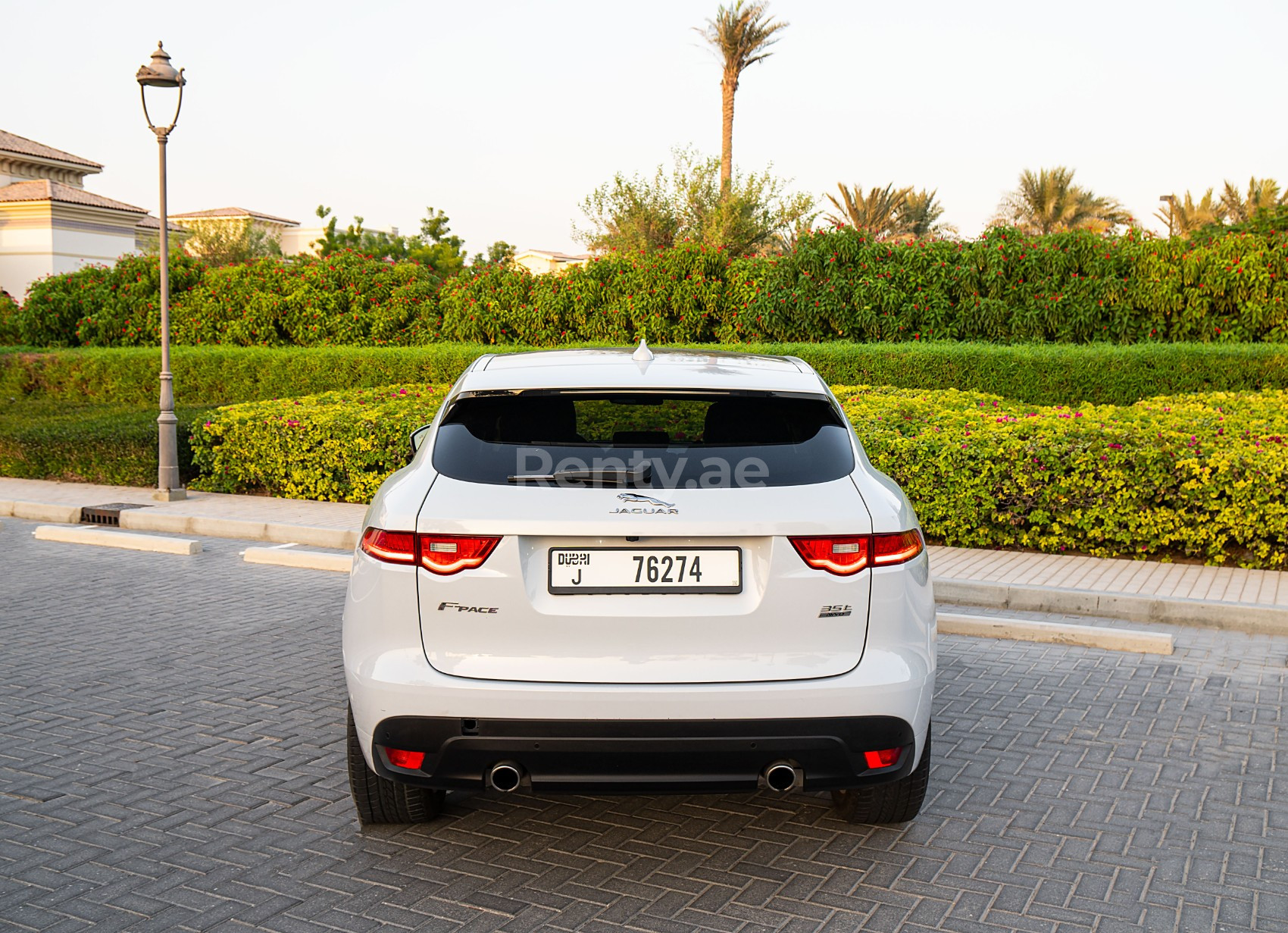 Blanco Jaguar F-Pace en alquiler en Dubai 3