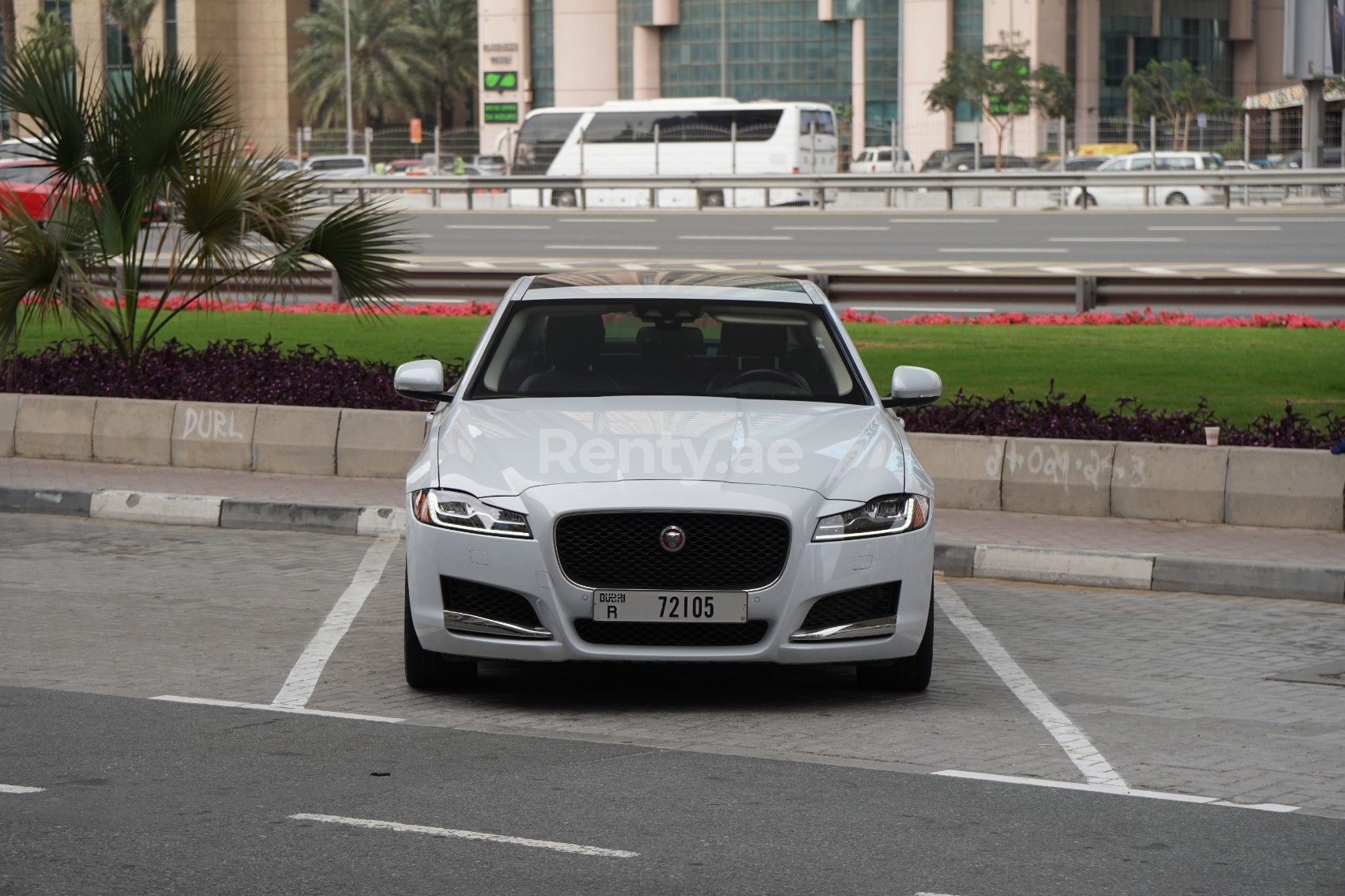 Blanc Jaguar XF en location à Dubai 1