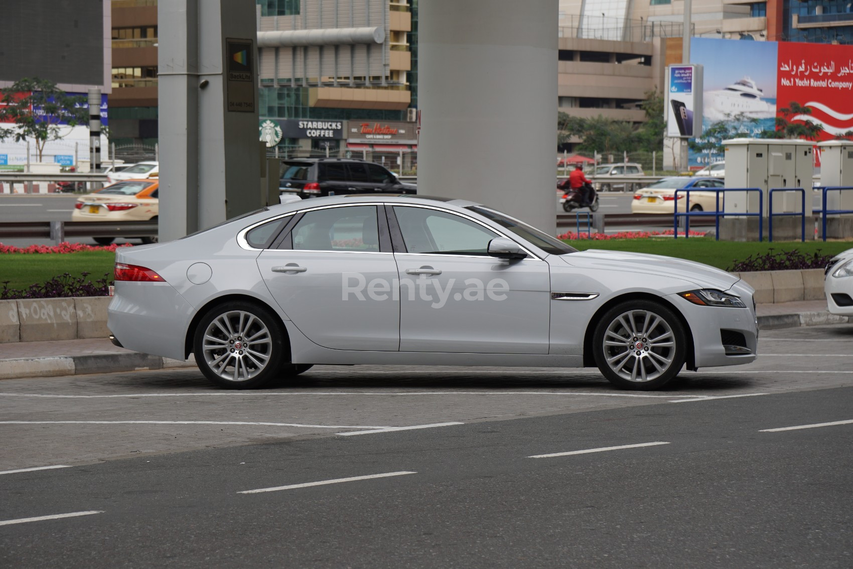 Blanc Jaguar XF en location à Dubai 2