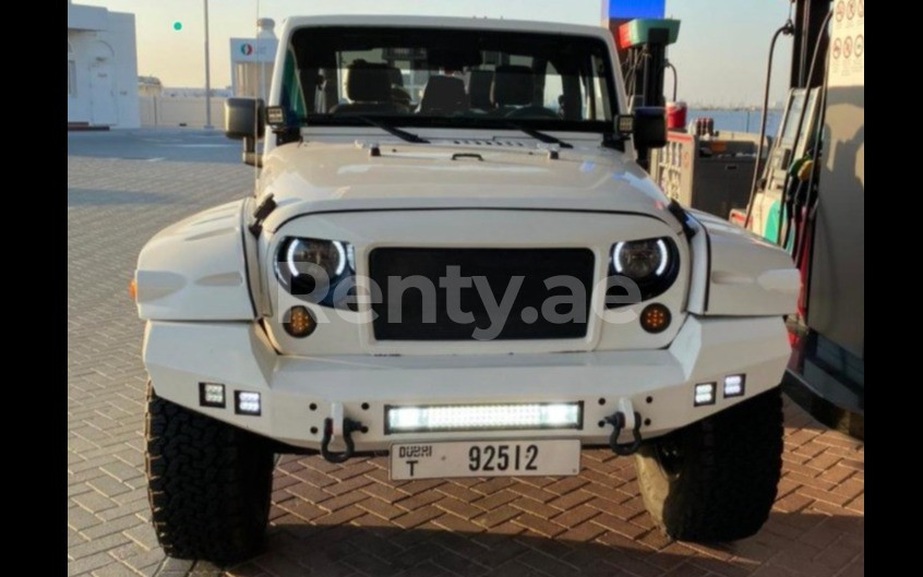 Blanco Jeep Wrangler en alquiler en Dubai