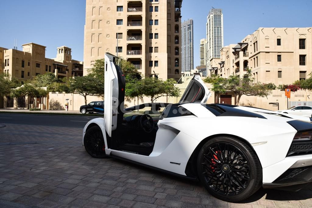 Blanc Lamborghini Aventador S Roadster en location à Abu-Dhabi 2