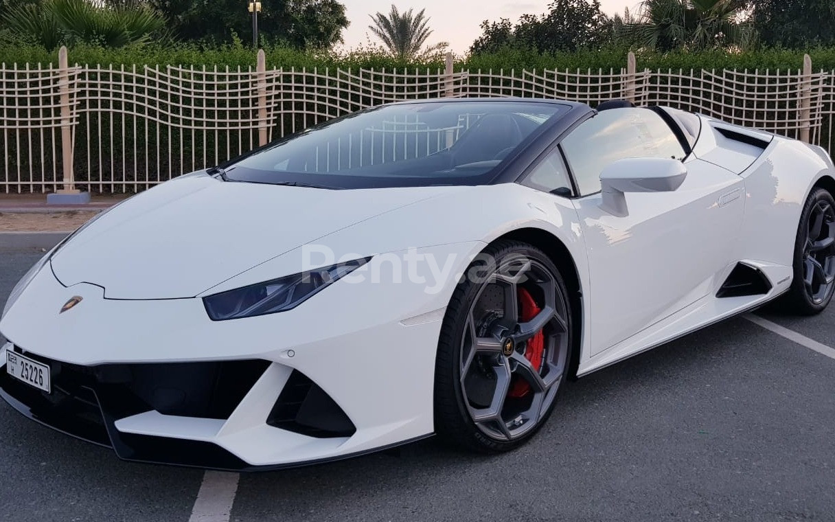 Blanc Lamborghini Evo en location à Abu-Dhabi