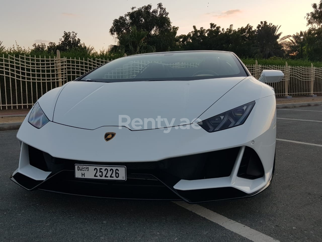 Weiß Lamborghini Evo zur Miete in Abu-Dhabi 0