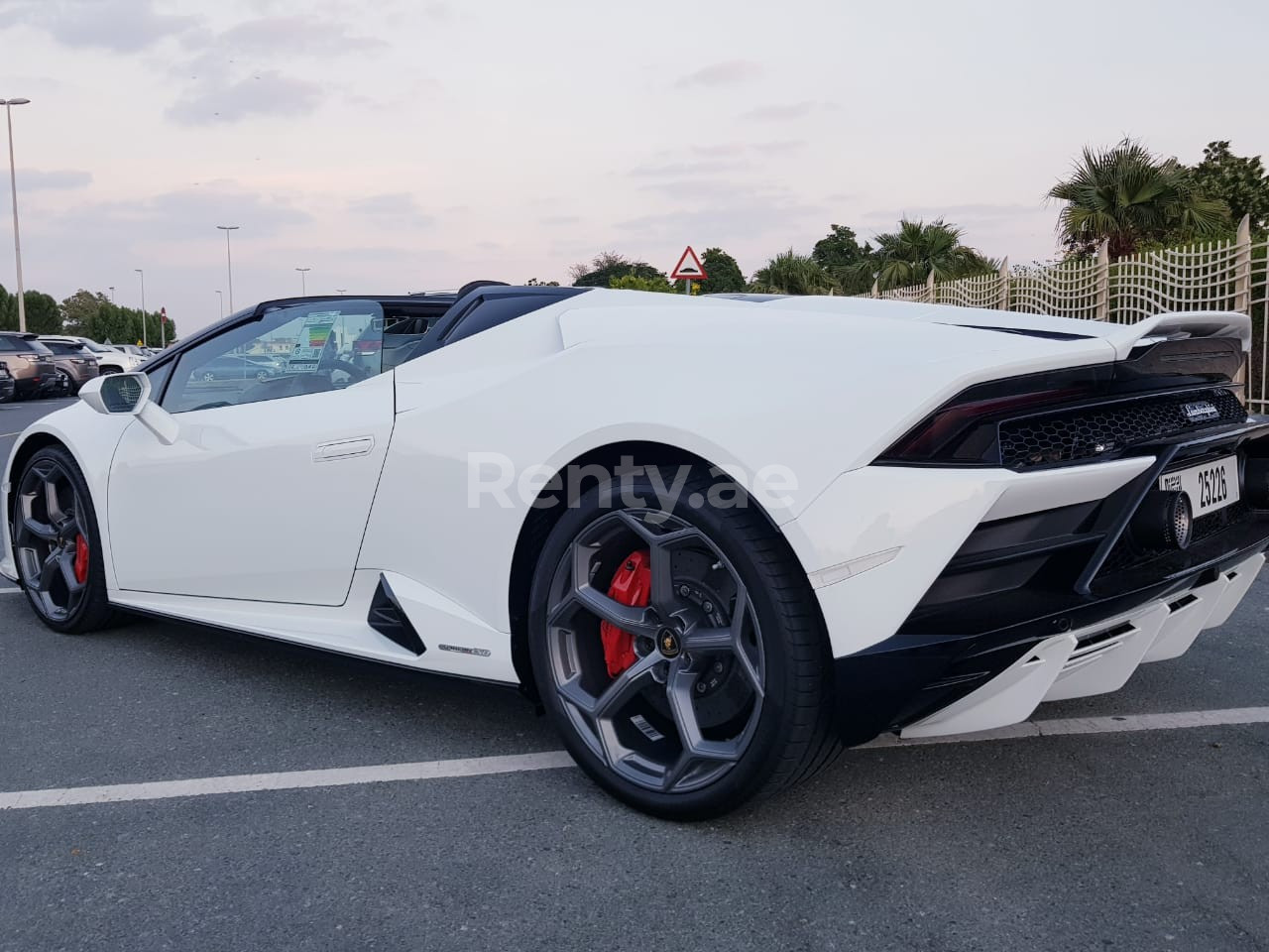 Bianca Lamborghini Evo in affitto a Abu-Dhabi 1